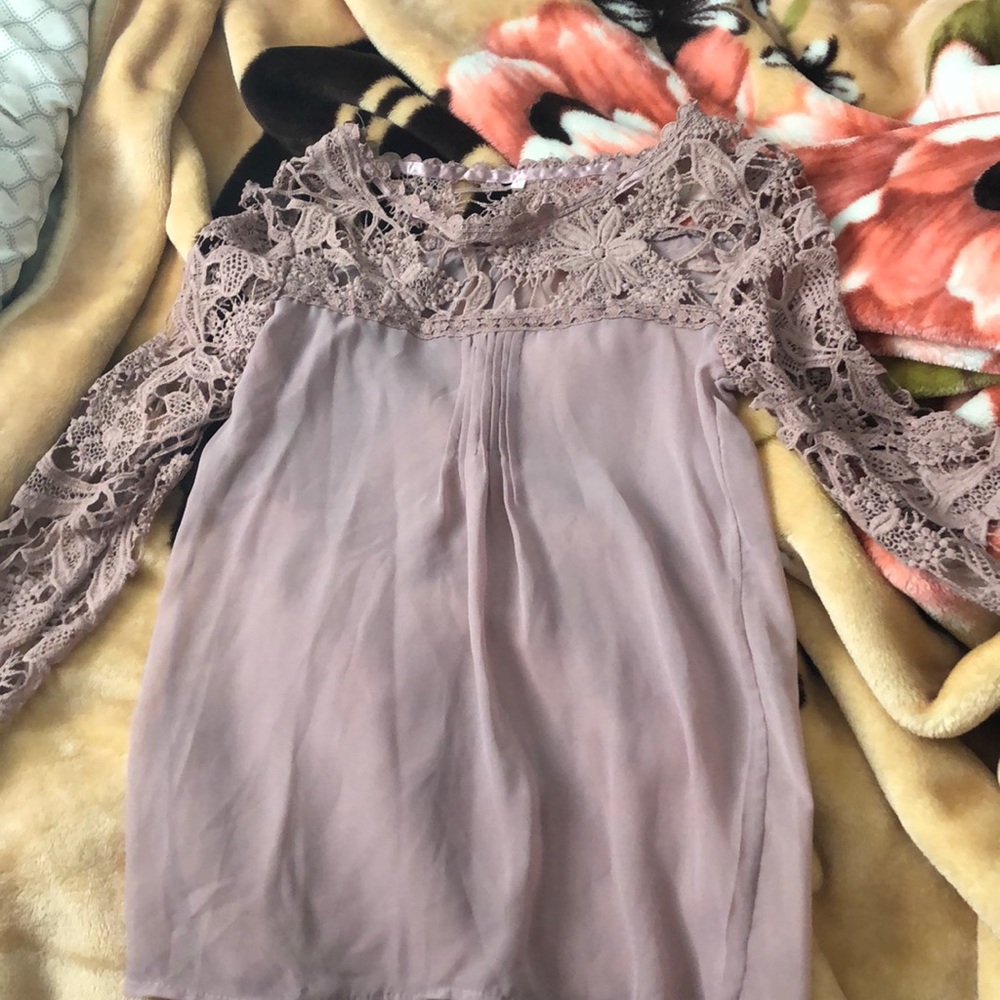 Blouse with lace arms